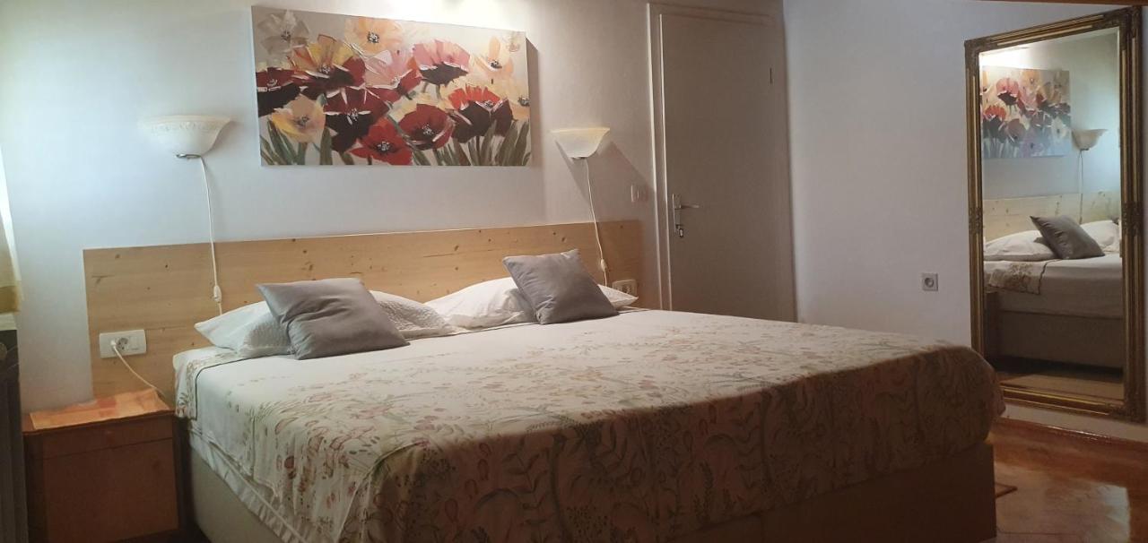 Aneli Rooms & Apartament Rovigno Esterno foto