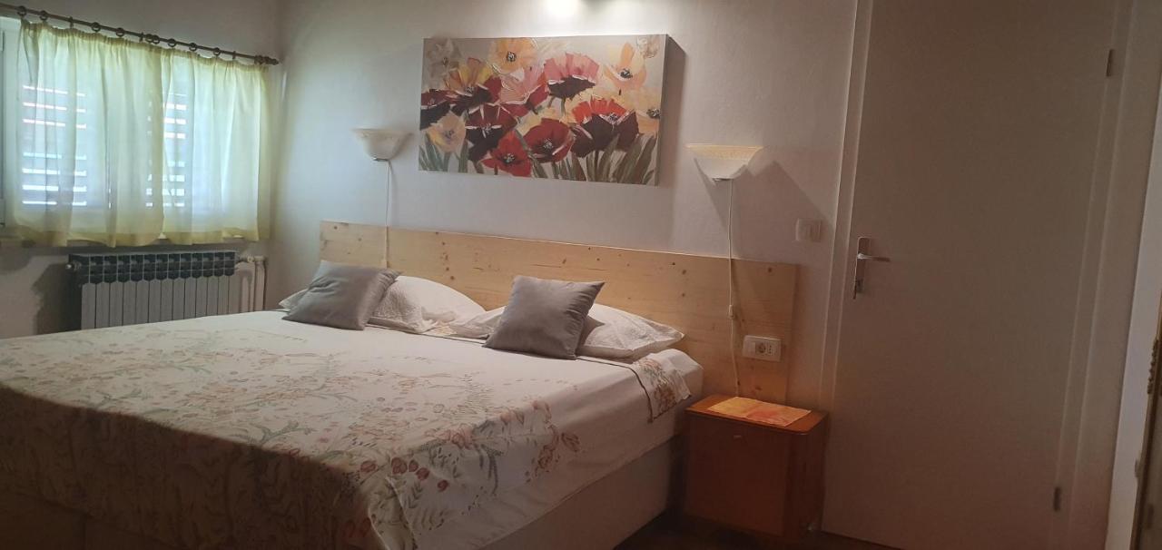 Aneli Rooms & Apartament Rovigno Esterno foto